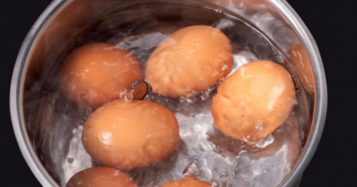 Luộc trứng đừng chỉ cho nước lã: Thêm 1 thìa gia vị quen thuộc, bóc vỏ dễ dàng, trứng láng mịn đẹp mắt
