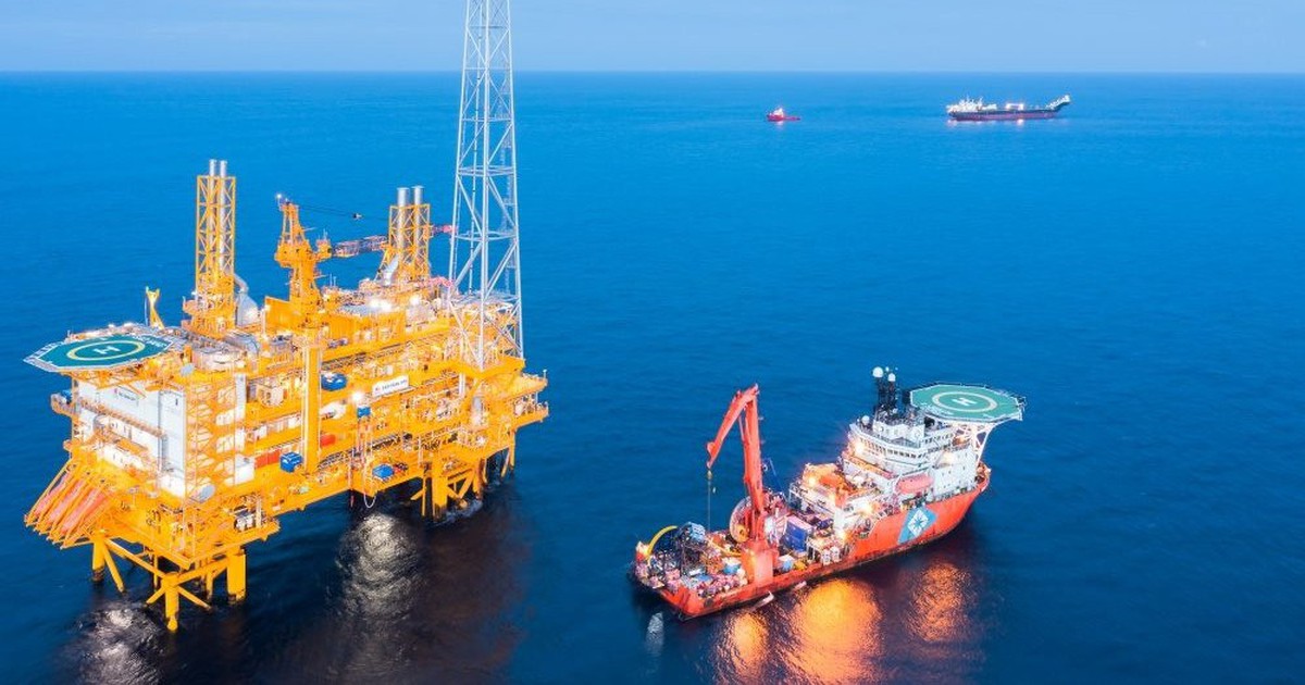 Mỏ dầu khổng lồ 100 triệu thùng của Việt Nam vừa đi vào khai thác, tập đoàn Mỹ lại khoan sâu gần 4.000m giữa biển, phát hiện dầu mới