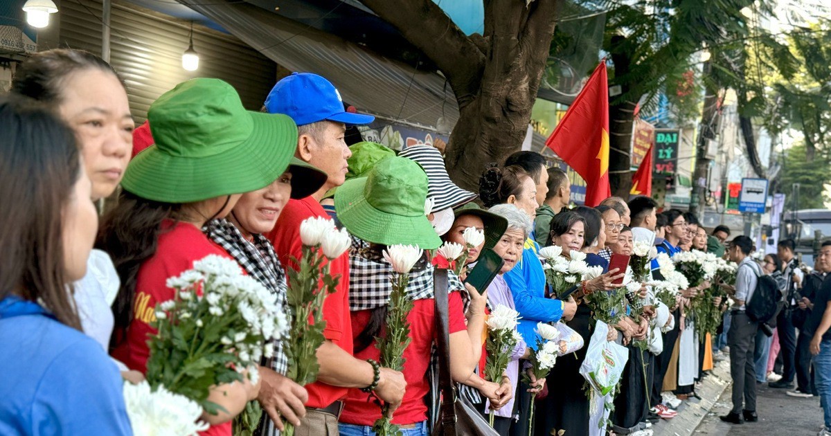 Người dân TP.HCM xếp hàng từ sáng sớm, cầm hoa trắng tiễn đưa các liệt sĩ