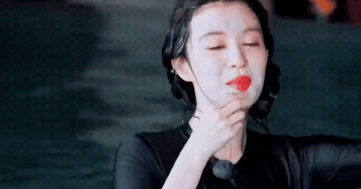 Bộ đồ bơi mỏng tang, o ép khiến Vương Sở Nhiên bị dòm ngó trên sóng truyền hình