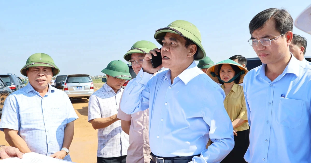 Chủ tịch tỉnh Nghệ An gọi điện đôn đốc nhà thầu ngay tại công trường