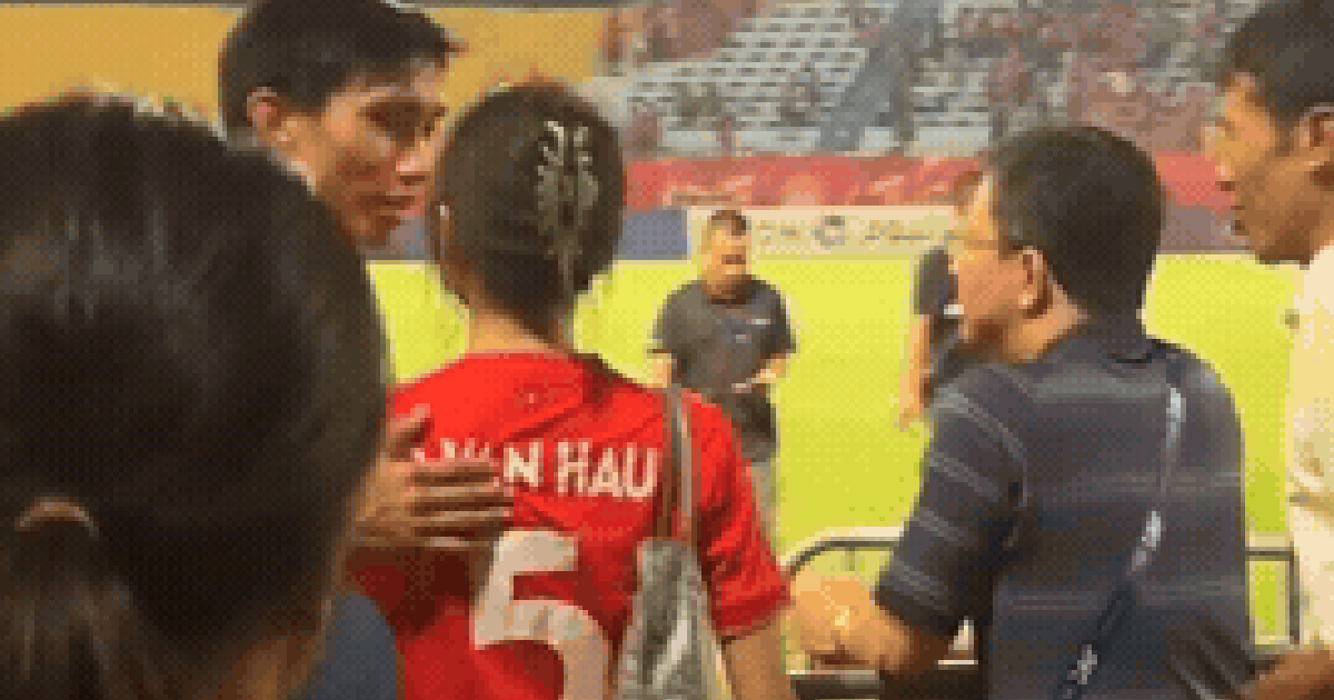 Đoàn Văn Hậu hôn Doãn Hải My cực tình ngay trên sân bóng