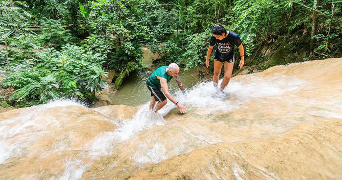 Phát hiện thác nước kỳ lạ ở nước láng giềng Việt Nam, nước đổ ào ào nhưng du khách vẫn leo ngược ầm ầm