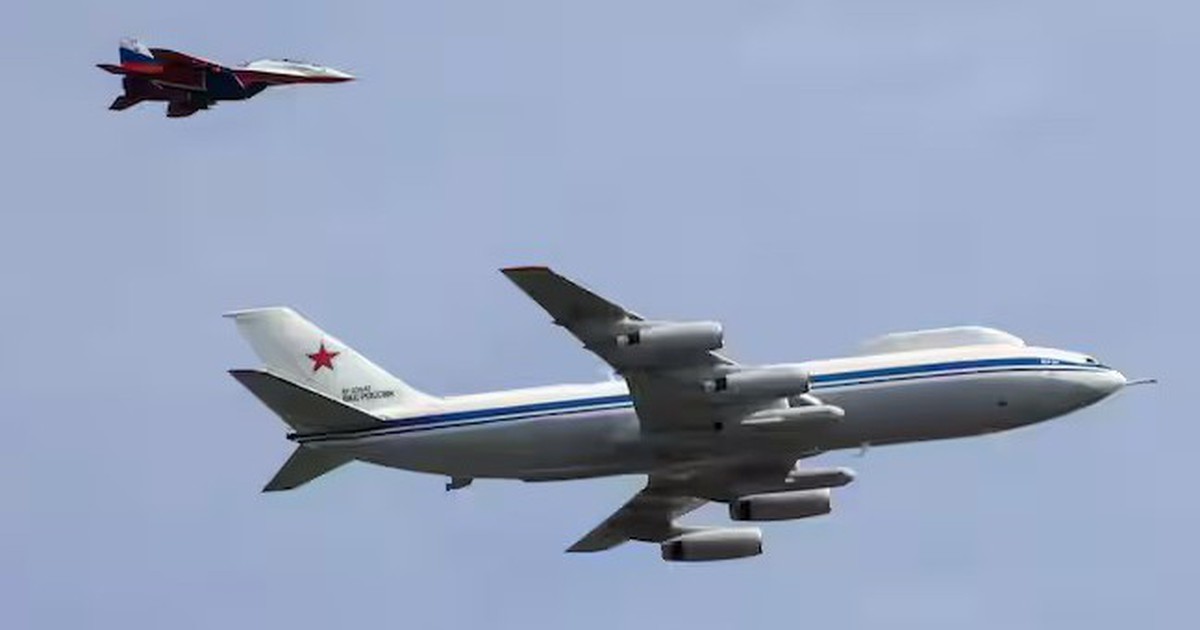 Hai chiếc "Điện Kremlin bay" cùng cất cánh bay lên bầu trời: Tổng thống Putin ngồi trên chiếc nào không ai biết