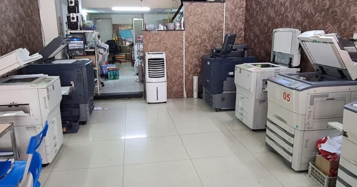 “Tại sao những người ở Tiệm photocopy trên khắp Việt Nam đều giống nhau đến khó hiểu và kiệm lời như nhau vậy?”