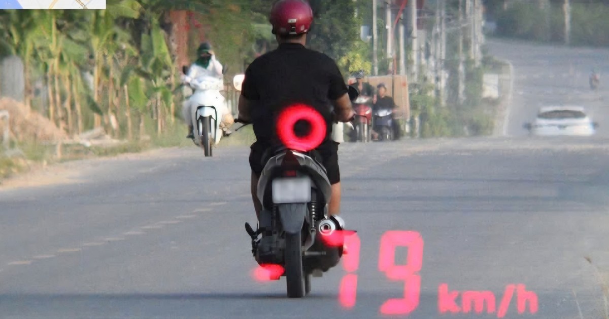 Tài xế không bằng lái chạy xe máy 79 km/h, bị phạt 10 triệu đồng
