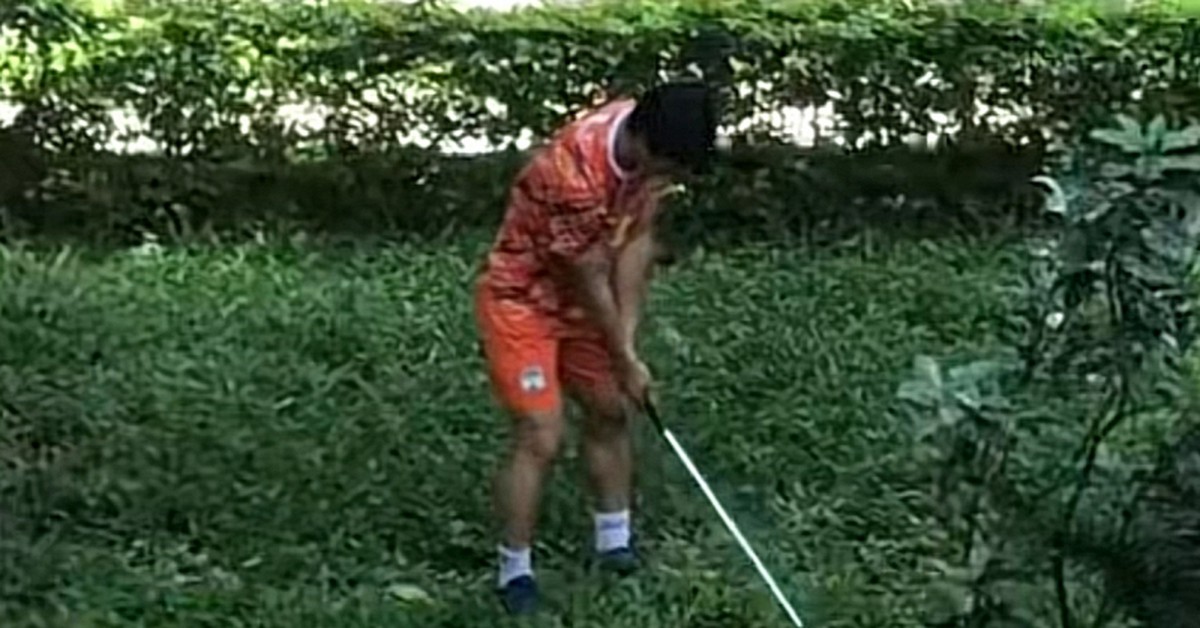 Công Phượng chơi golf ngoài vườn