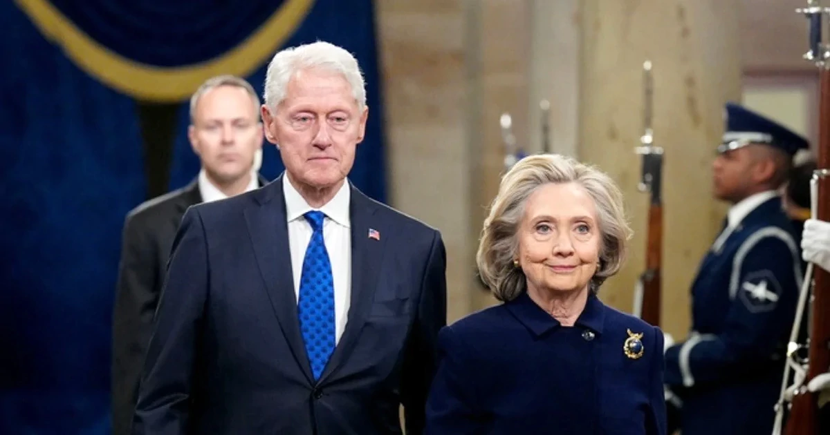 Vợ chồng cựu Tổng thống Mỹ Bill Clinton tái xuất trước bầu cử giữa nhiệm kỳ