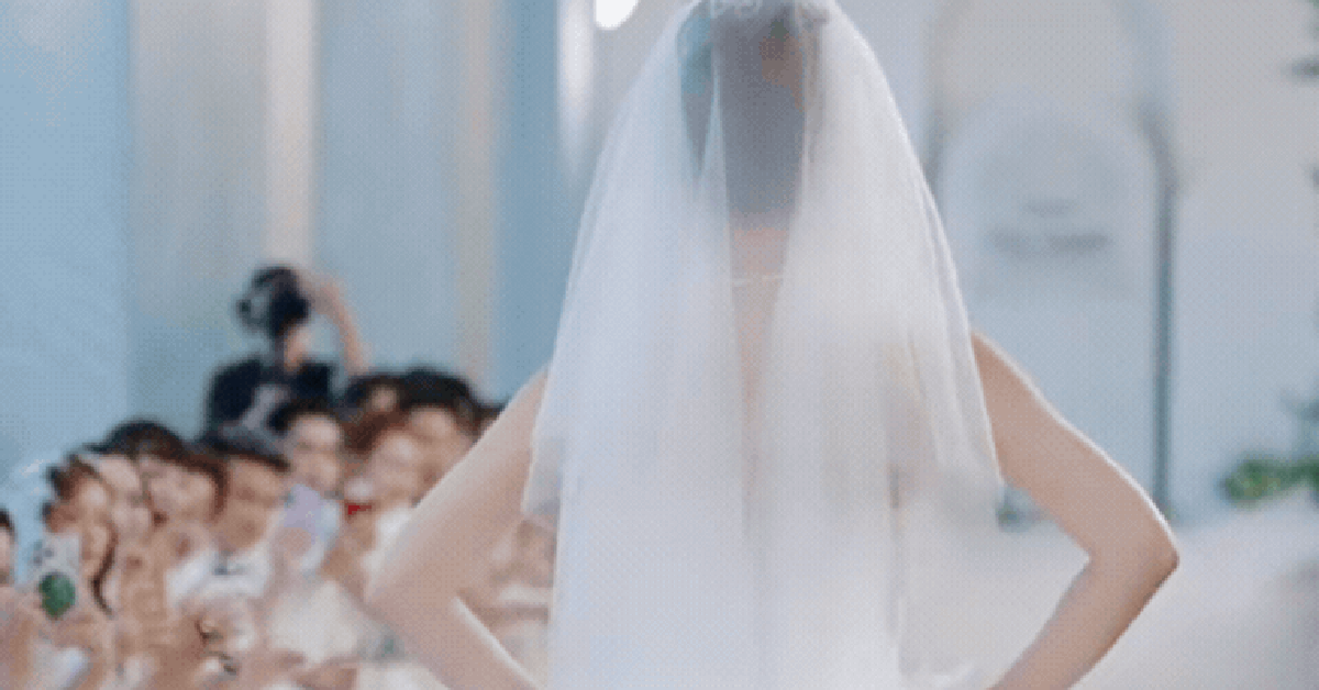 Từ bé không có gạo ăn, phải đi phát tờ rơi kiếm sống, cô gái lớn lên thành ca sĩ đình đám, cưới sao nam 2.000 tỷ