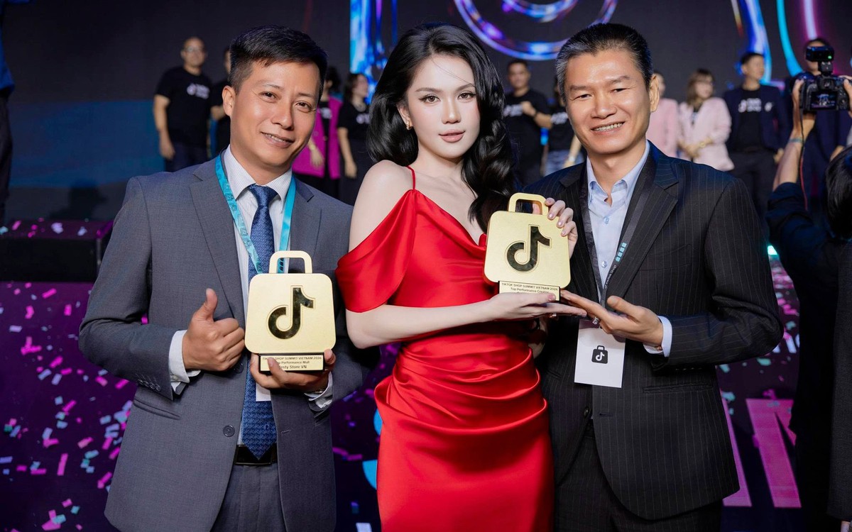 Chủ tịch SN 1978 từng làm công nhân 2 năm đã lên chức Phó giám đốc, nay thường livestream cùng Ngọc Trinh, Hòa Minzy, sở hữu cụm nhà máy 40.000 m² sản xuất 900.000 đôi dép/tháng