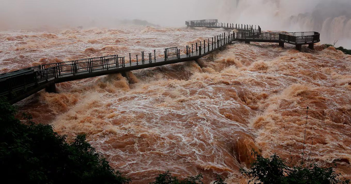 Thác nước nổi tiếng Iguazu cuồn cuộn chưa từng thấy, hơn 12 triệu lít nước đổ xuống mỗi giây