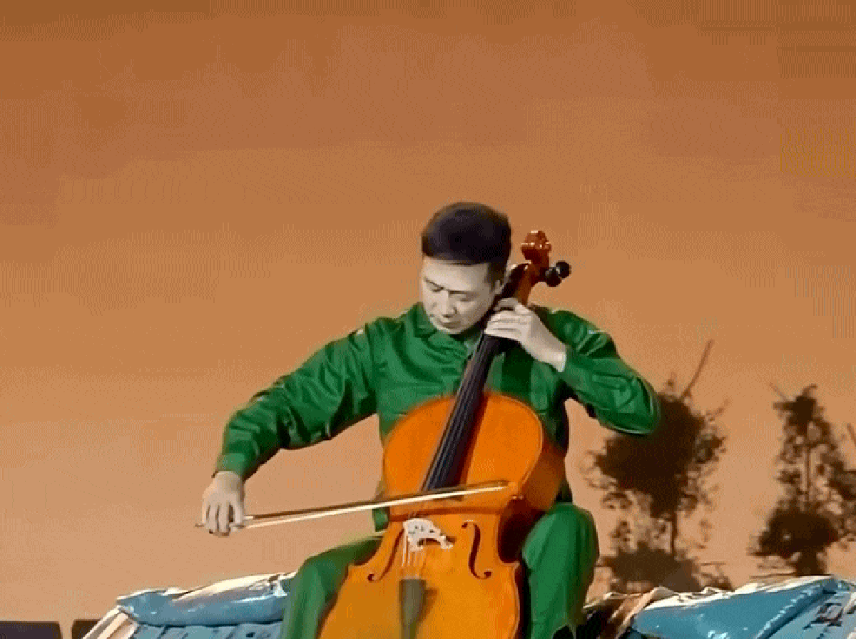 Hoàng tử cello tái xuất: MC nổi tiếng khắp Việt Nam là thủ khoa Nhạc viện, cứ lên sân khấu khắc "hóa thần"