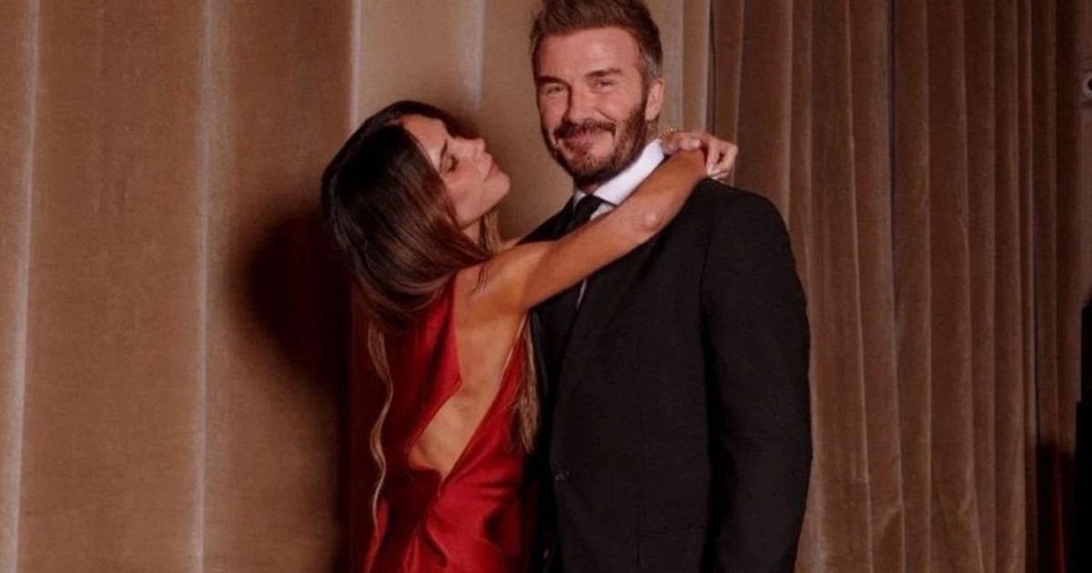 Victoria 52 tuổi vẫn diện đầm lụa sexy, tình tứ sánh đôi bên David Beckham