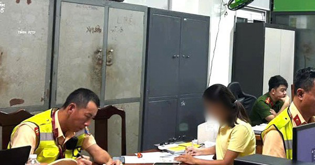 Xử phạt 6 phụ nữ ngồi tạo dáng chụp ảnh giữa khúc cua trên đèo Hải Vân