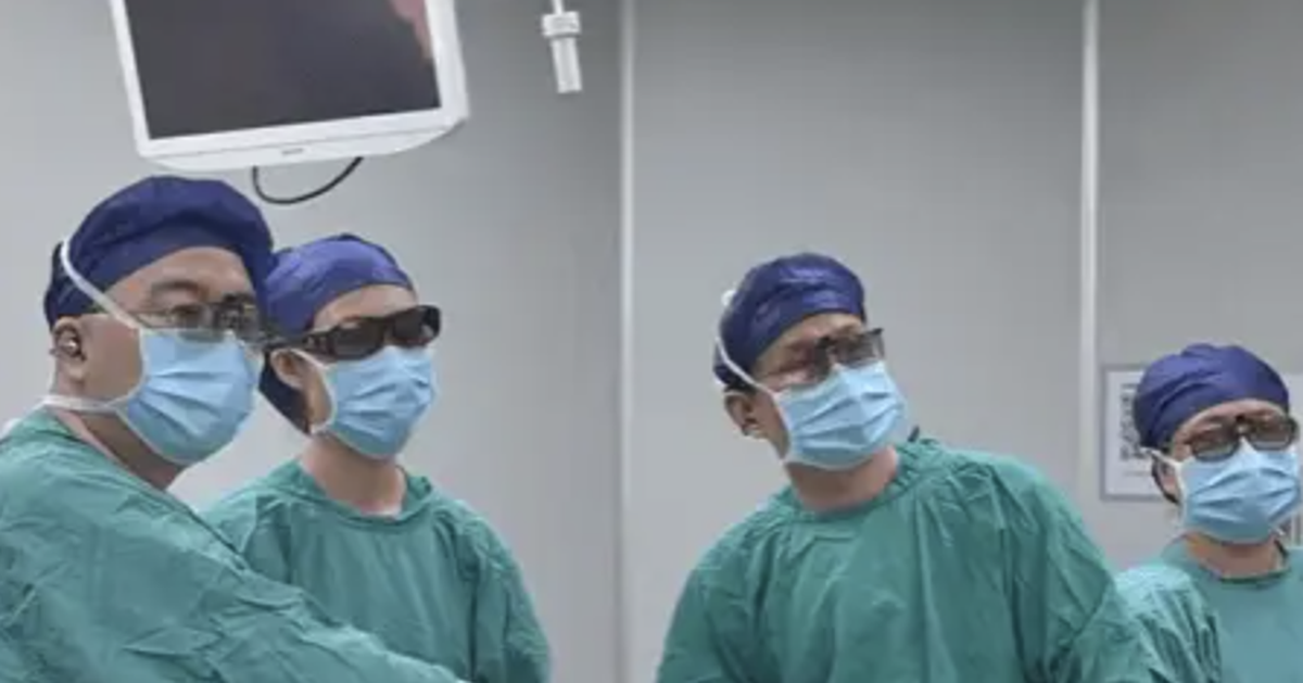 Đưa anh trai đi hóa trị ung thư, người đàn ông 44 tuổi bàng hoàng phát hiện điều bất ngờ trong ruột