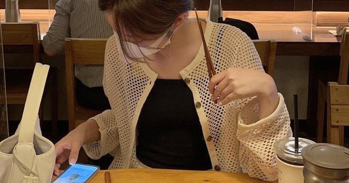 Chủ nhật đang đi chơi thì sếp nhắn "Có chút việc cần trao đổi": Người EQ cao sẽ làm điều này trước khi trả lời
