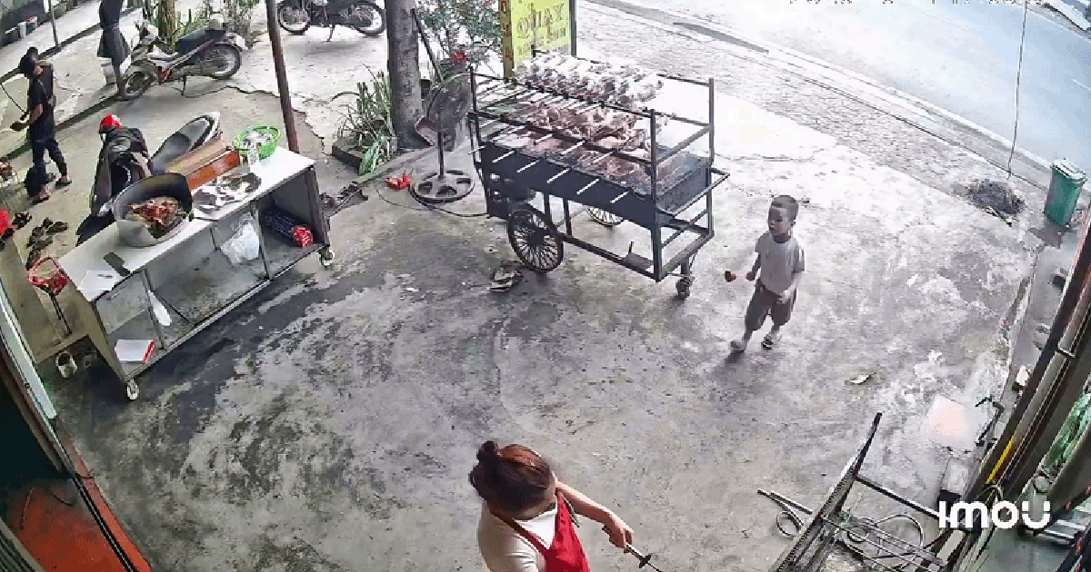 Cảnh tượng bất ngờ trước cửa một quán vịt quay ở Lào Cai, hút triệu người xem