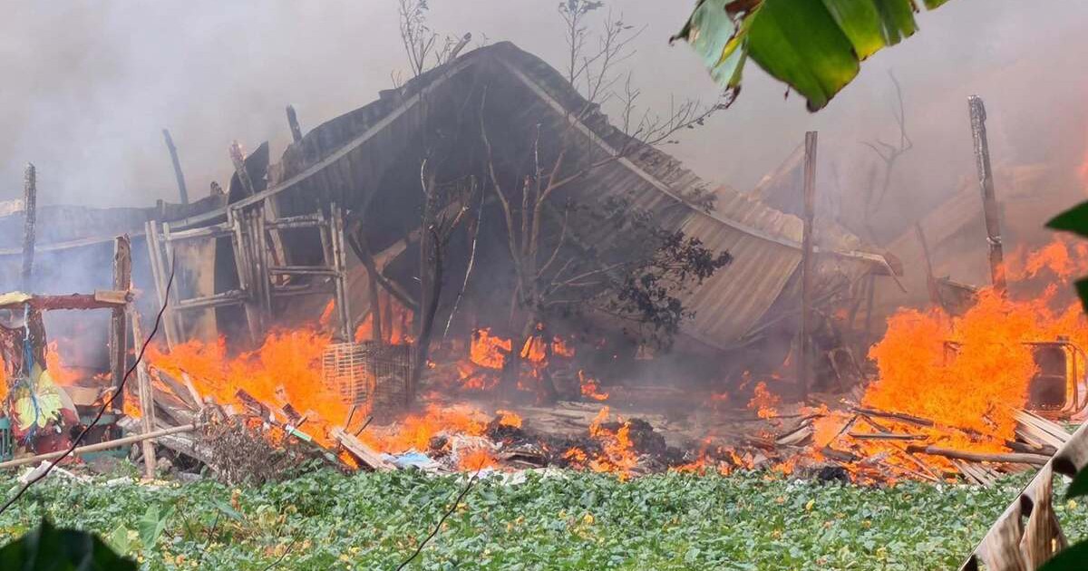Dãy nhà trọ tự phát ở Hà Nội bốc cháy dữ dội