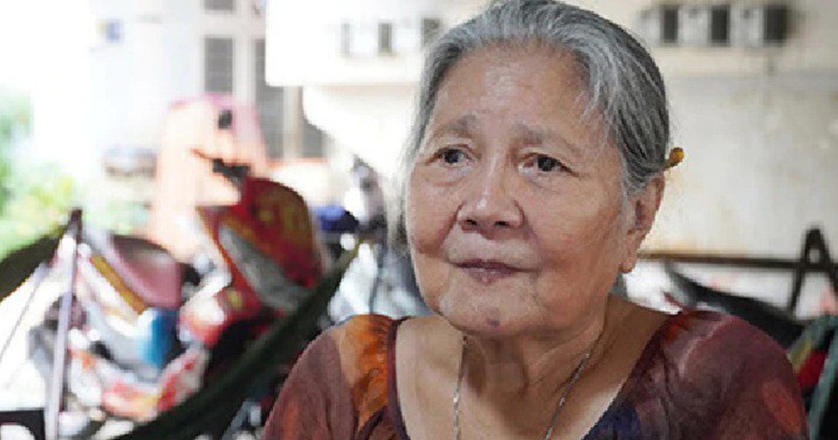 Người đàn ông SN 1974 mang phong bì tiền tới nhà nữ NSƯT đình đám