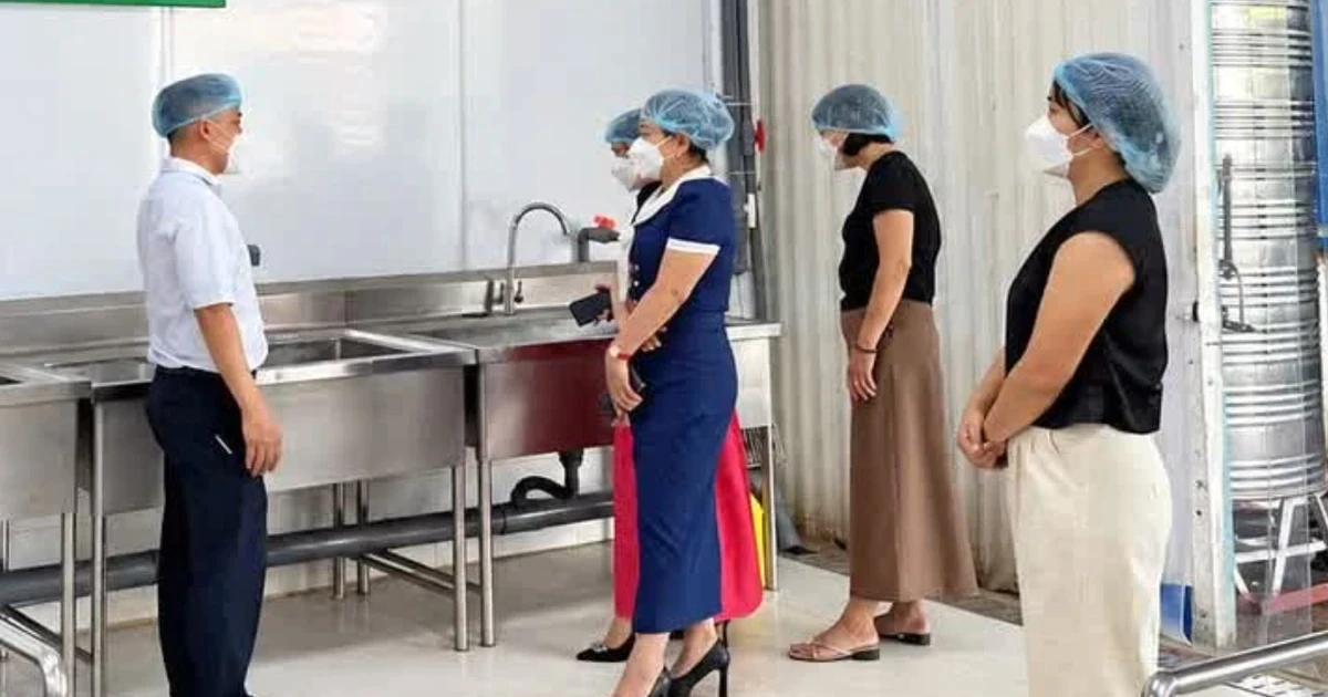 48 học sinh bất thường sức khỏe, phát hiện trực khuẩn mủ xanh trong nước uống ở trường