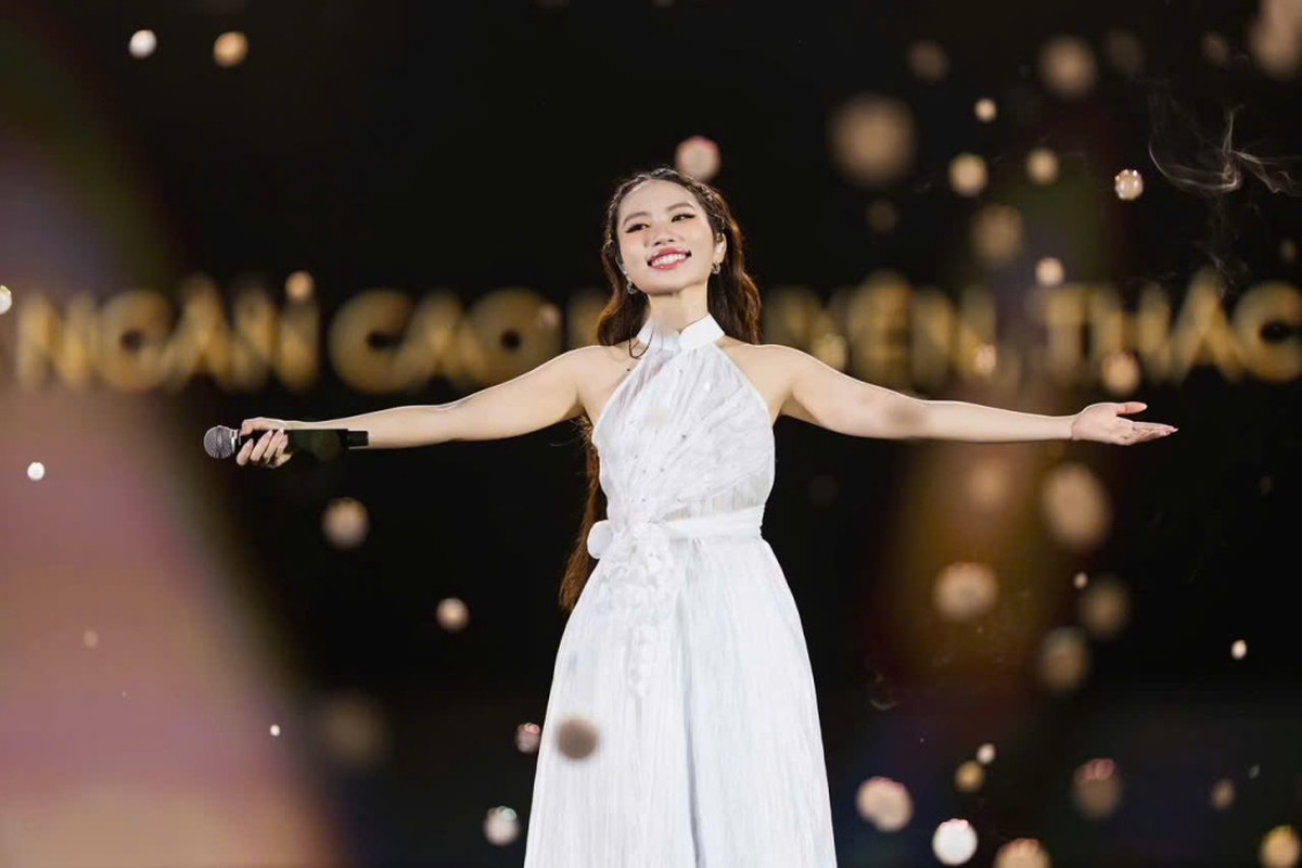Cô gái quê TP.HCM 19 tuổi tự lập công ty, làm show miễn phí, liên tục được khen thưởng cấp quốc gia