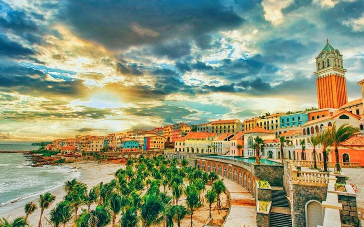 Việt Nam có một “thị trấn châu Âu” nằm bên biển, sở hữu tòa tháp cao 75m cùng “Amalfi cổ trấn”: 2 năm liên tiếp thắng giải "biểu tượng hàng đầu thế giới"