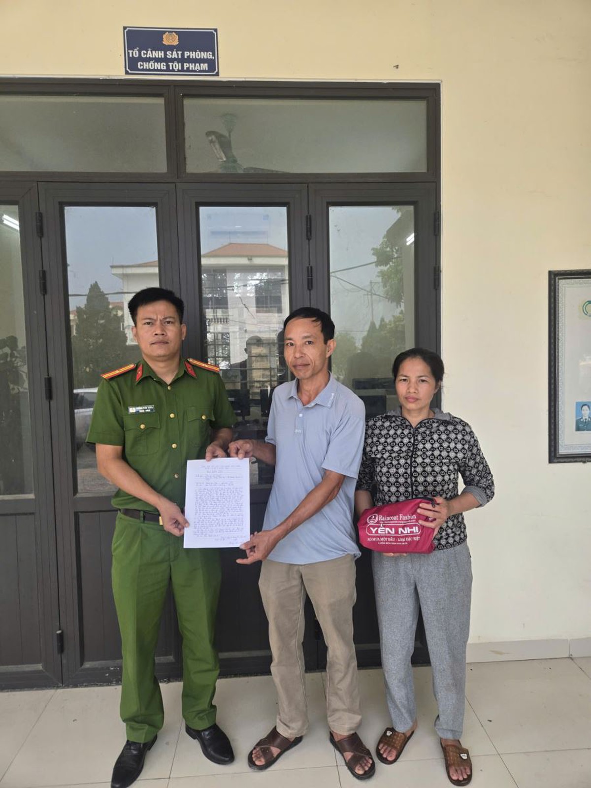 Công an xác minh túi vải đựng cọc tiền 110 triệu đồng được phát hiện tại ngã ba đường