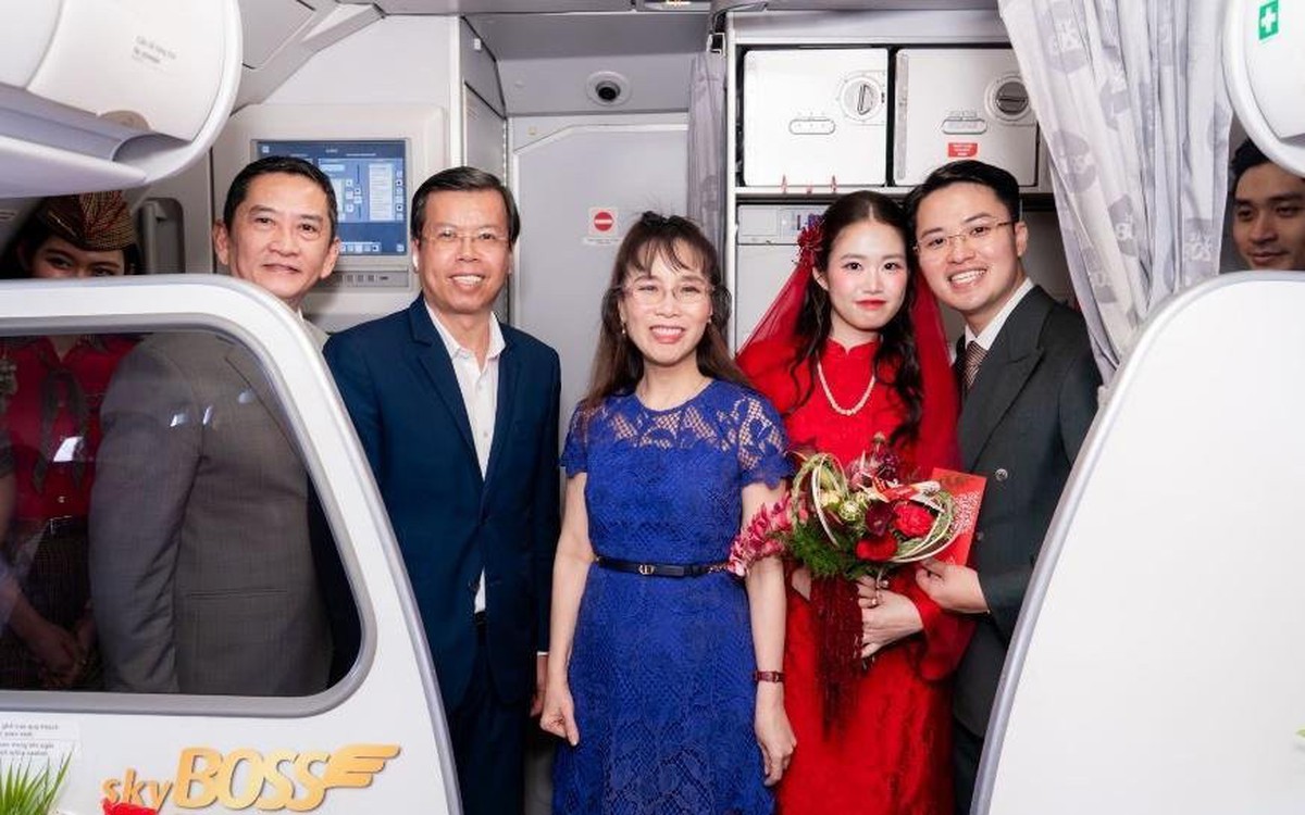 Tỷ phú Nguyễn Thị Phương Thảo xuất hiện tại lễ đưa dâu đặc biệt trên máy bay Vietjet