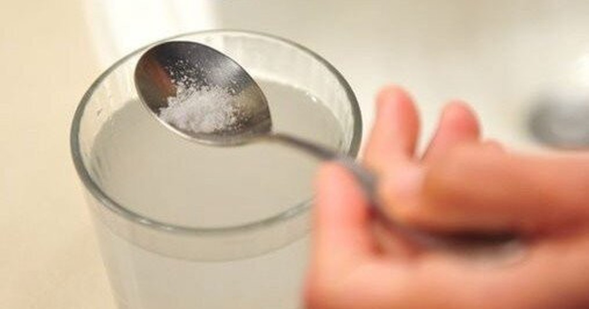 Uống 1 cốc nước muối vào buổi sáng có tốt không?