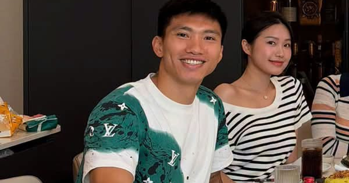 Đoàn Văn Hậu - Doãn Hải My đãi cơm khách, chiếc ghế trống cạnh Đình Bắc gây chú ý