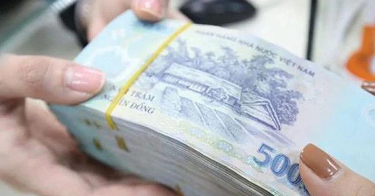 Giữa làn sóng giảm lãi suất, ngân hàng hút vốn cách nào?