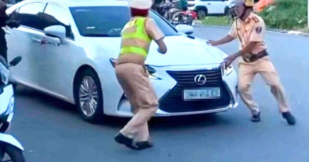 Nữ tài xế chốt cửa ô tô, tăng ga bỏ chạy khi bị CSGT dừng xe
