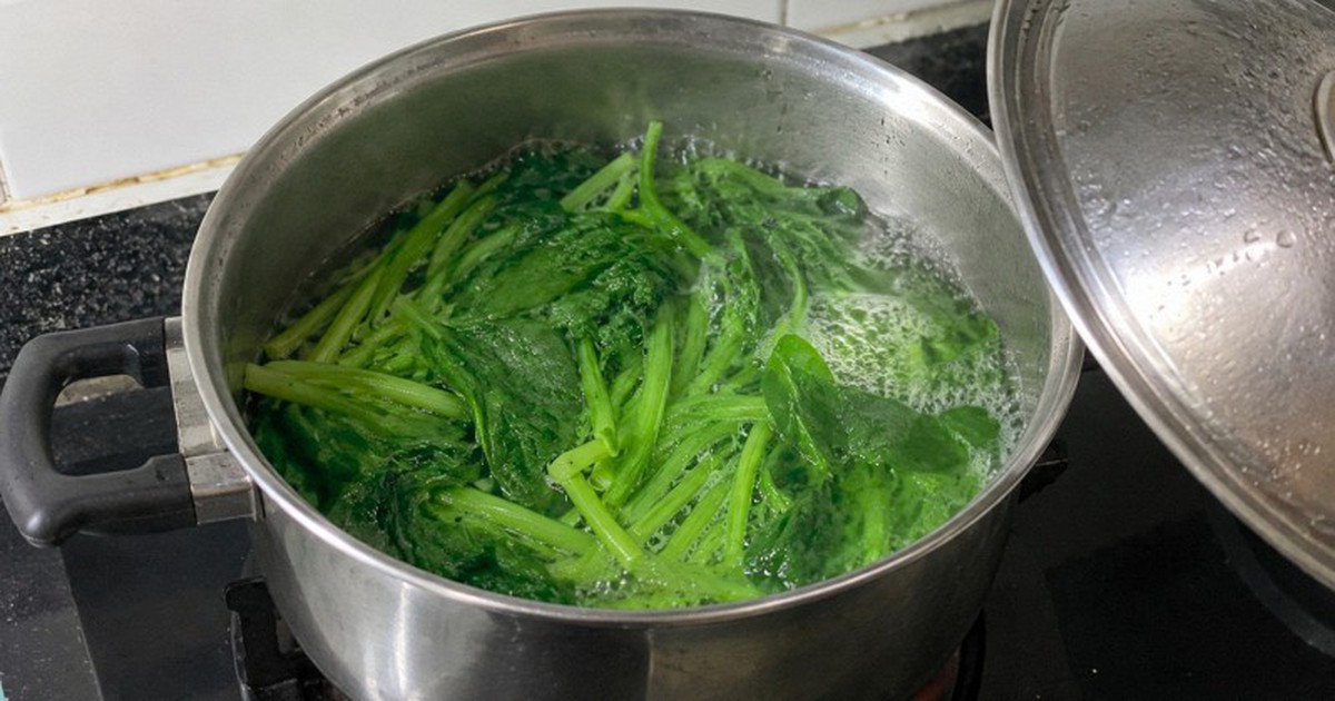 Luộc rau nên mở vung hay đậy vung?