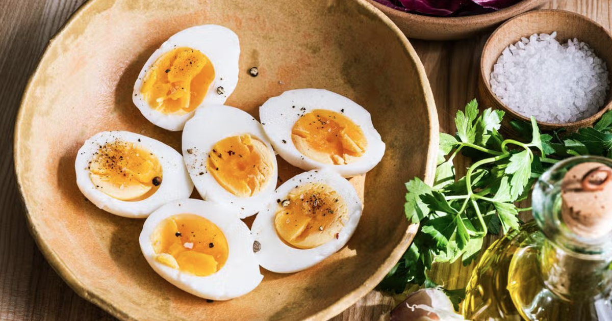 Cách luộc trứng để bóc vỏ dễ dàng mỗi lần: Chỉ cần 1 nguyên liệu duy nhất