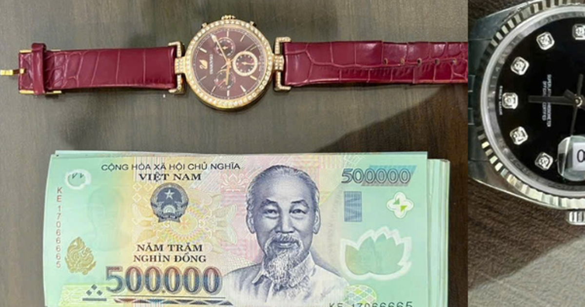 Ai là chủ nhân của 2 chiếc đồng hồ hàng hiệu Rolex, Swarovski cùng tập tiền 500.000 đồng liên hệ ngay số điện thoại 0986.616.161