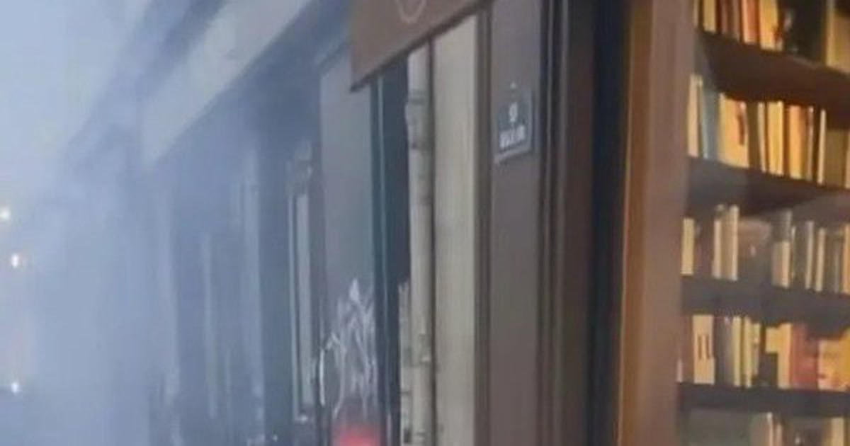 Hiệu sách ở Pháp nguyên vẹn giữa làn sóng bạo loạn, chủ tiệm bình thản ngồi sau tấm biển “Chào mừng”