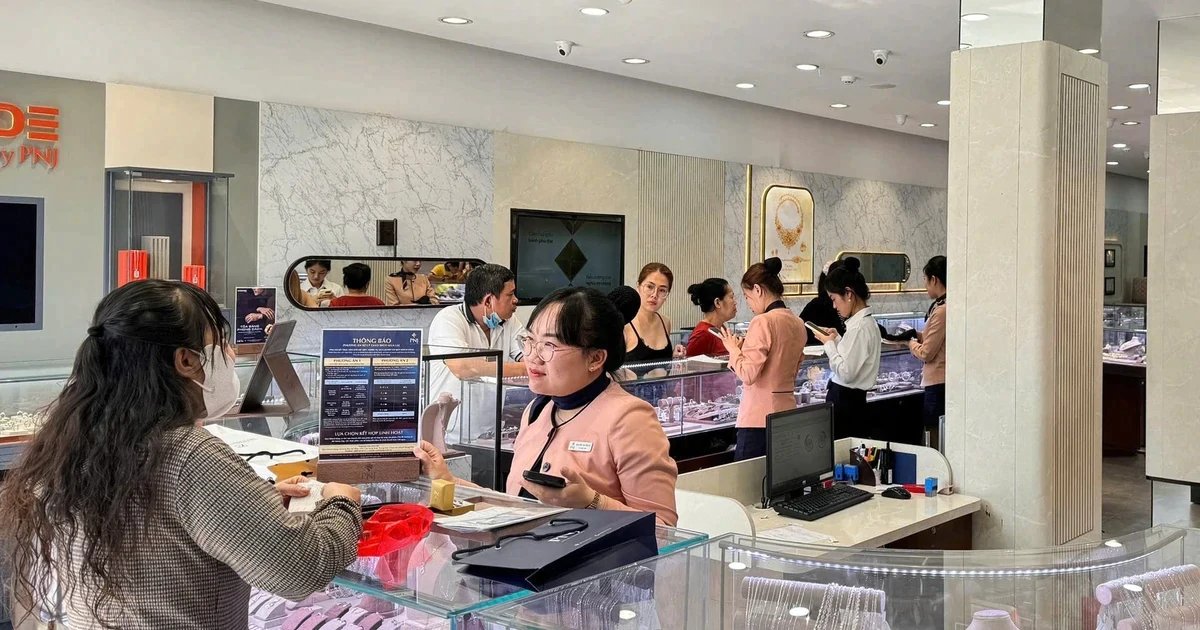 Vàng bạc Đá quý Phú Nhuận đóng loạt cửa hàng