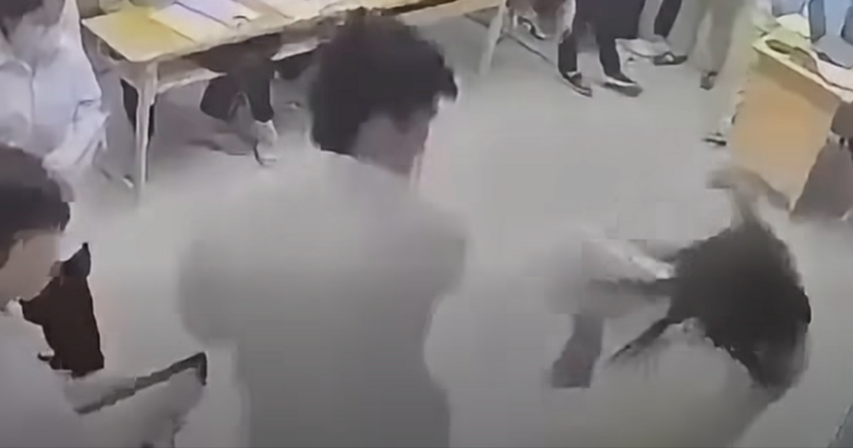 Nguyên nhân nam sinh Hà Nội đánh cô giáo trên bục giảng
