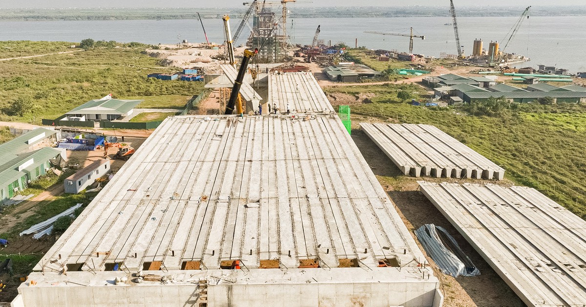 Những phiến dầm đầu tiên lắp đặt tại siêu cầu gần 10.000 tỷ đồng qua sông Hồng