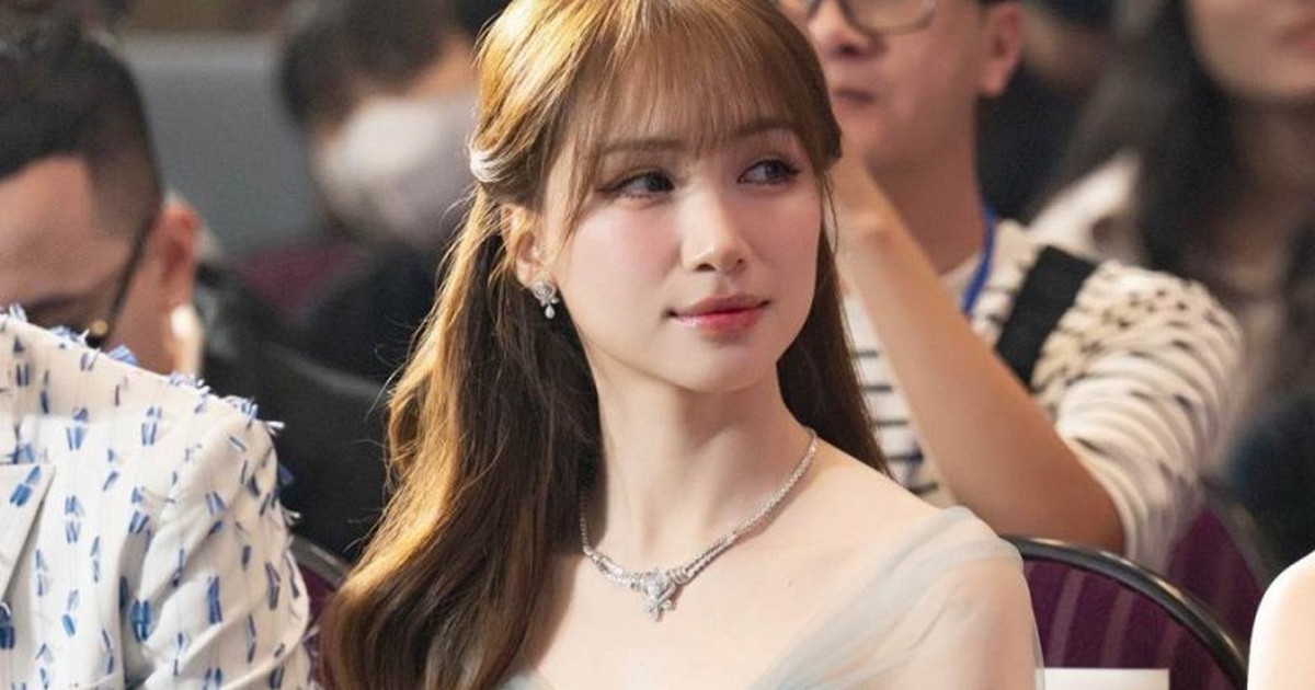 Hòa Minzy: "Chị cười cười cho em thoải mái chứ thật tâm là chị xót lắm"