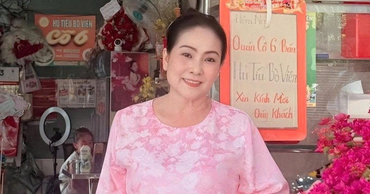 Hồng Nhung đi livestream bán bún bò tại Phan Đình Phùng, TPHCM