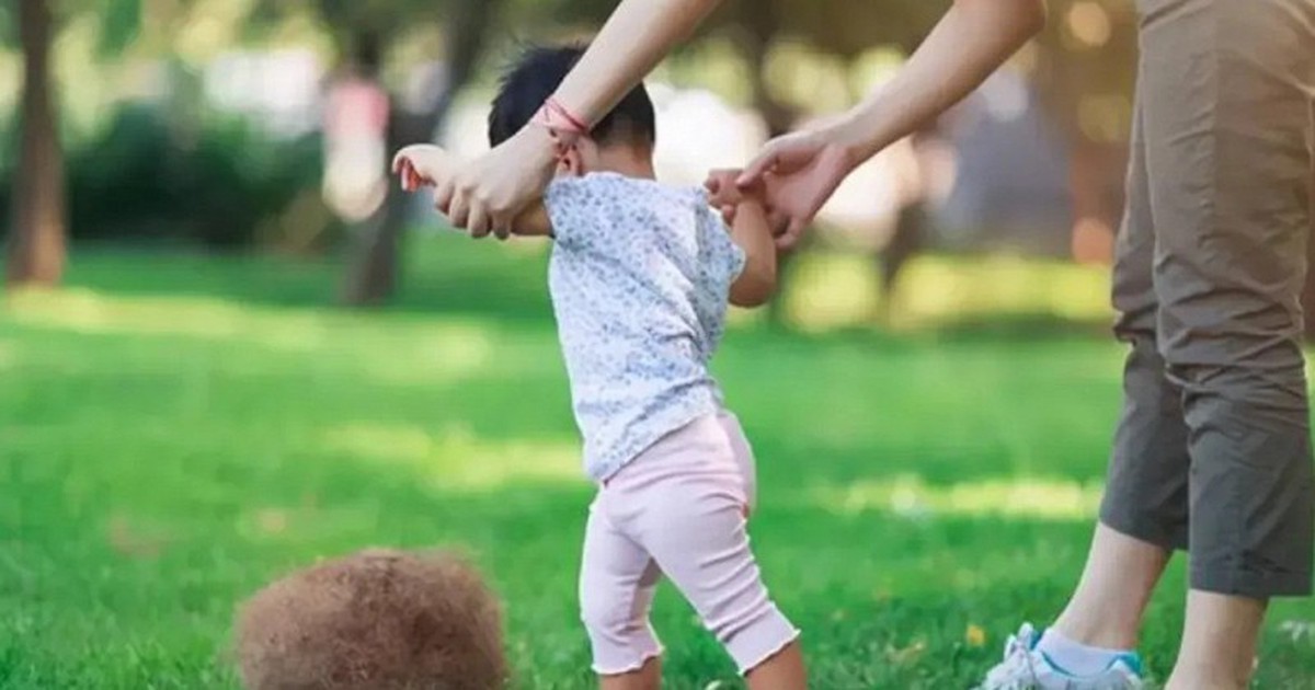 Bà nội khoe tập đi cho cháu sớm nên 10 tháng đã biết đi, nhưng lại bị bác sĩ trách thiếu kiến thức