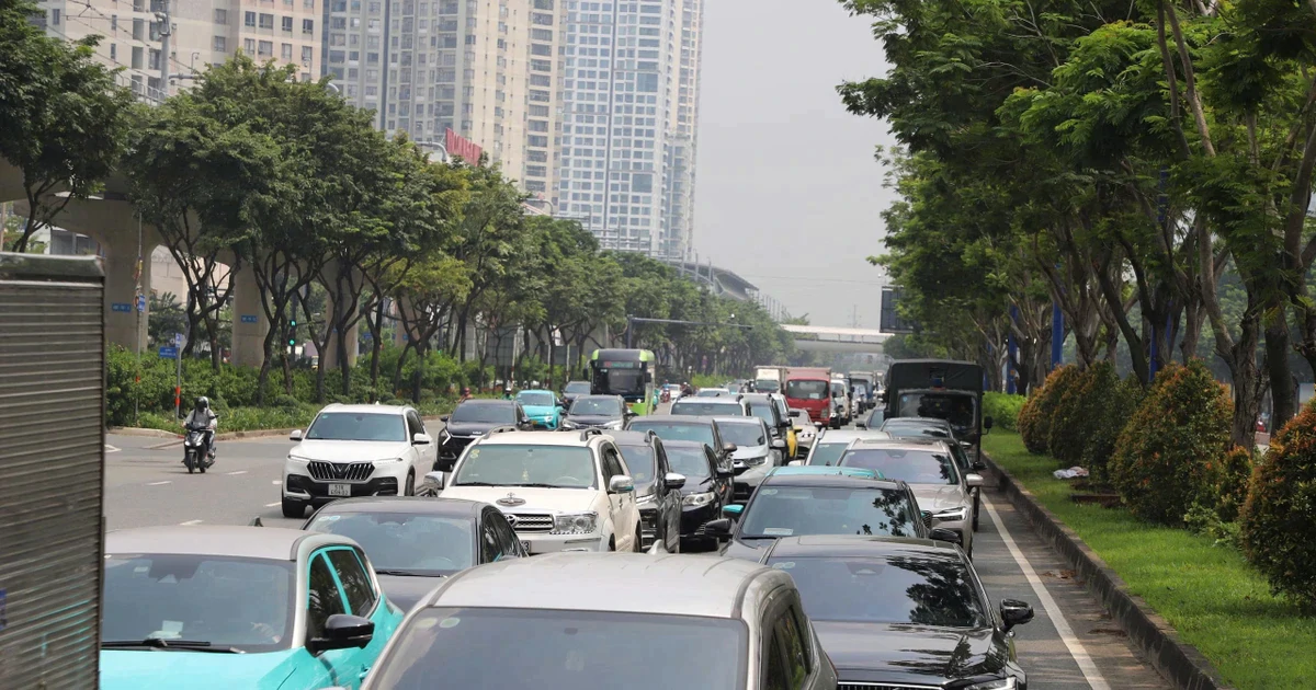 Bốn ô tô va chạm liên hoàn gần cầu Sài Gòn, ùn ứ gần 2km