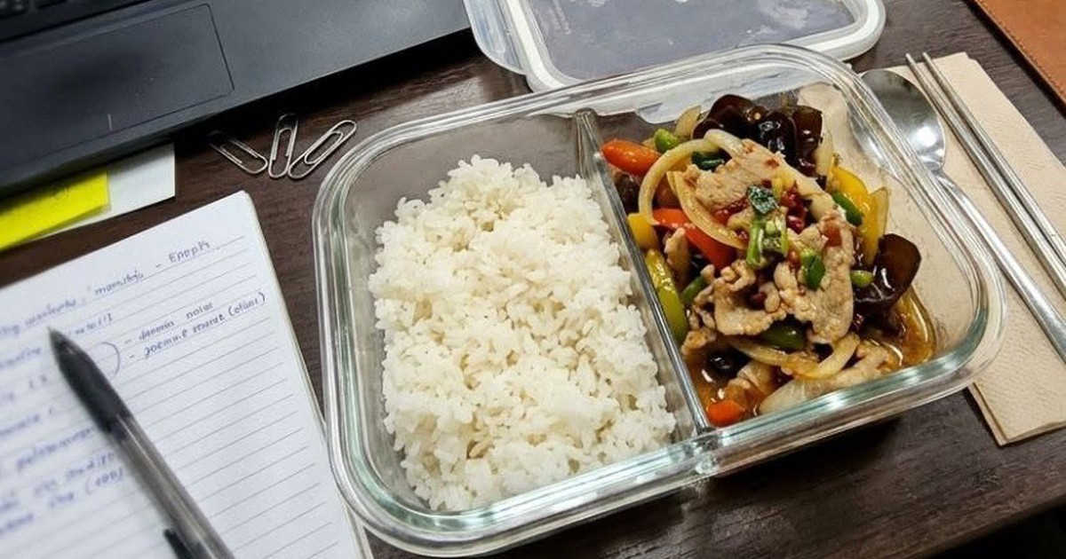 Vợ dậy từ 5 giờ sáng nấu cơm cho chồng mang đi làm nhưng anh lại nổi giận: Hộp cơm làm mất cơ hội kiếm tiền của đàn ông?
