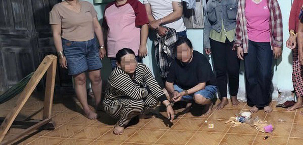 Kiểm tra đột xuất nhà người phụ nữ 74 tuổi, bắt nhiều quý bà
