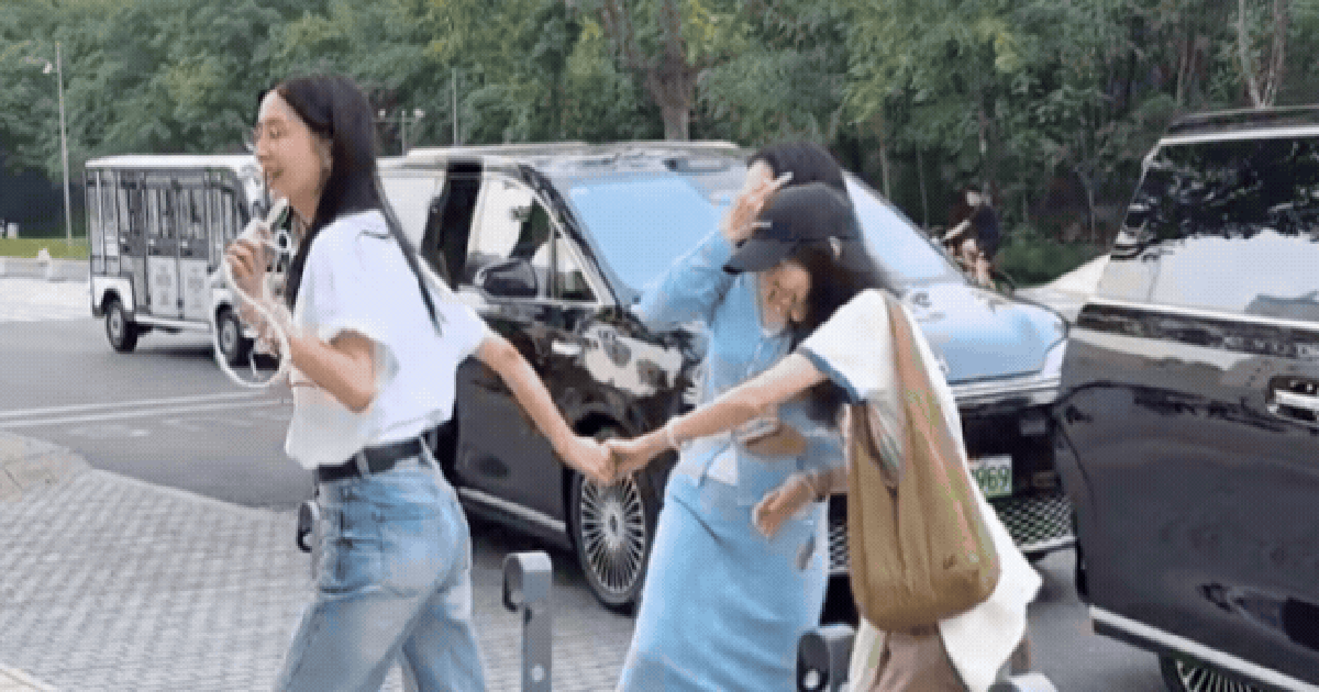 Nhan sắc thật gây sốc của cặp bạn thân showbiz giống nhau 99% từ ngoại hình đến cảnh bị chồng "cắm sừng" và ly dị