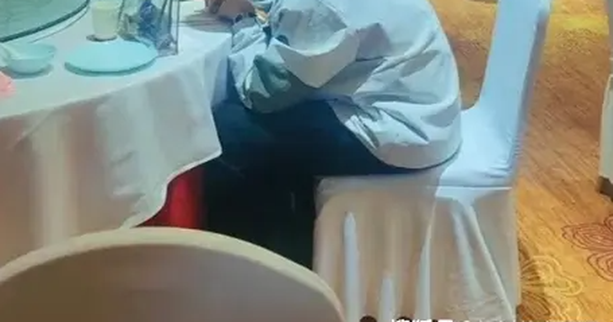Khoe con chăm học, đi đám cưới cũng lôi bài tập Toán ra làm, người mẹ nhận loạt bình luận "điếng người"!