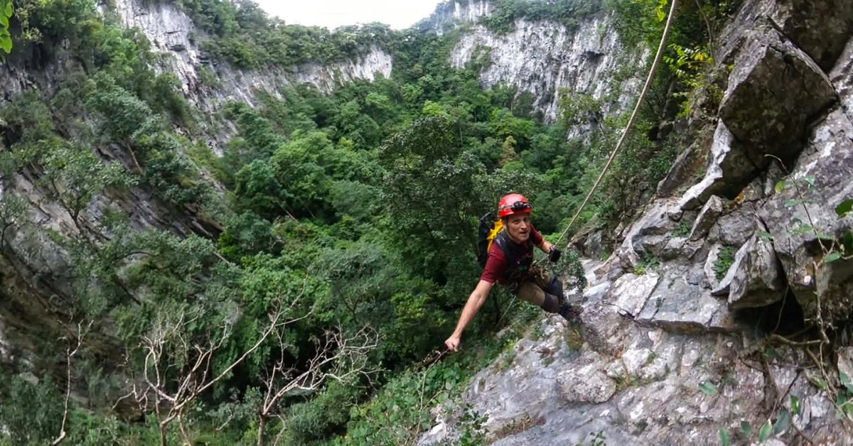 Phát hiện một hố sụt khổng lồ sâu 120 m chưa từng thấy tại Phong Nha - Kẻ Bàng: Từ vùng tối trên Google Earth, chuyên gia bất ngờ khi thấy thứ bên dưới