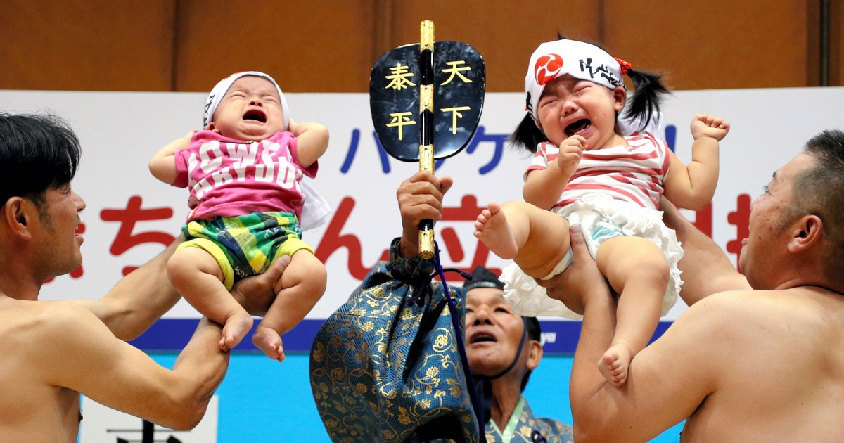 Vì sao ở Nhật Bản, võ sỹ sumo dọa trẻ em khóc thét mà bố mẹ vẫn cười?