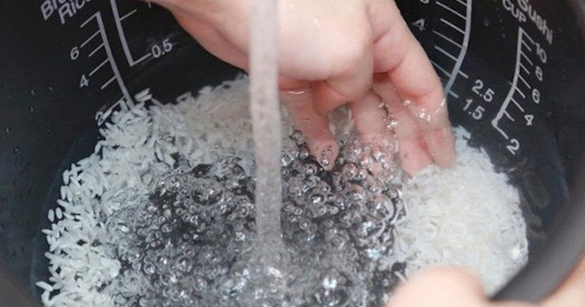 Lời khuyên đến những ai hay vo gạo trong ruột nồi cơm điện